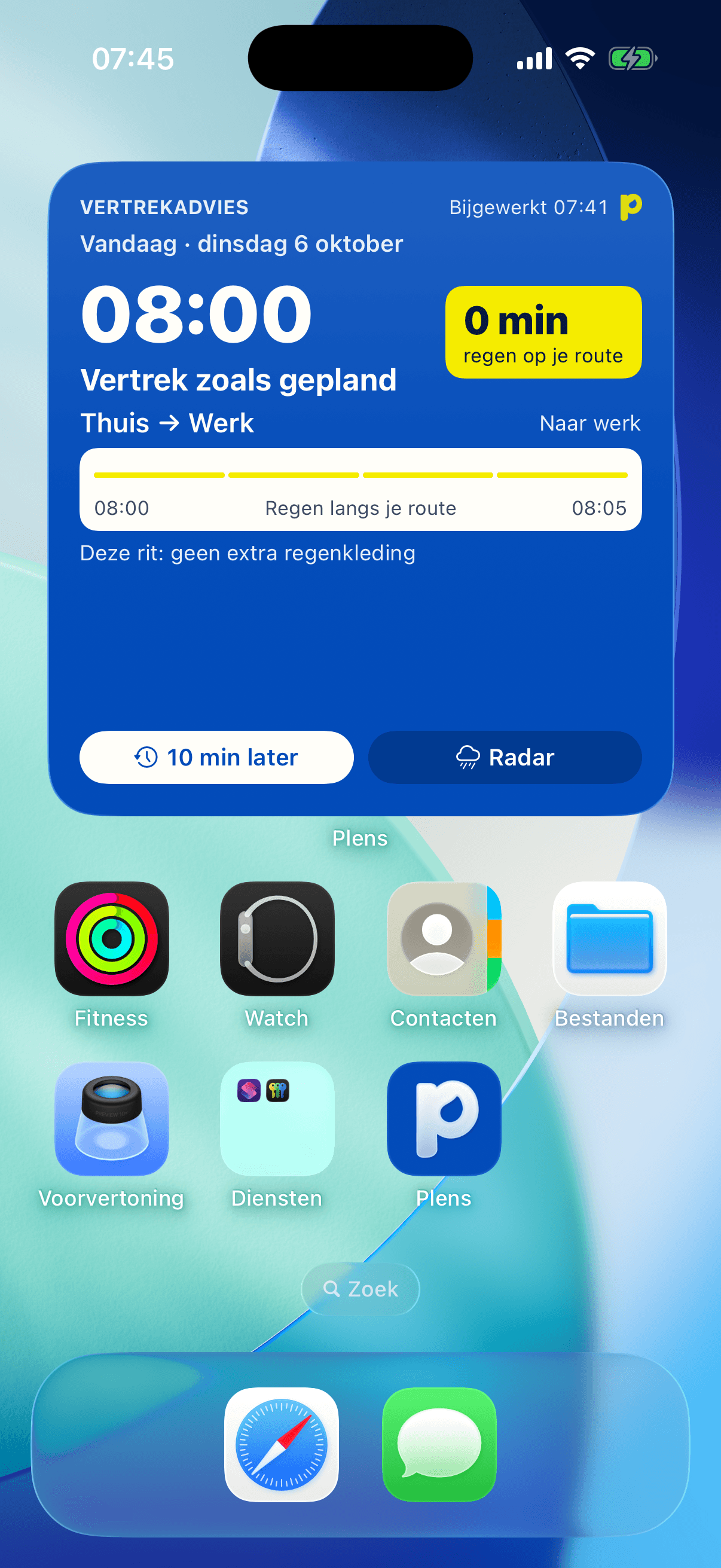 iPhone-beginscherm met de Plens-widget: vertrekadvies 08:00, vertrek zoals gepland van Thuis naar Werk, 0 minuten regen op je route en geen extra regenkleding.