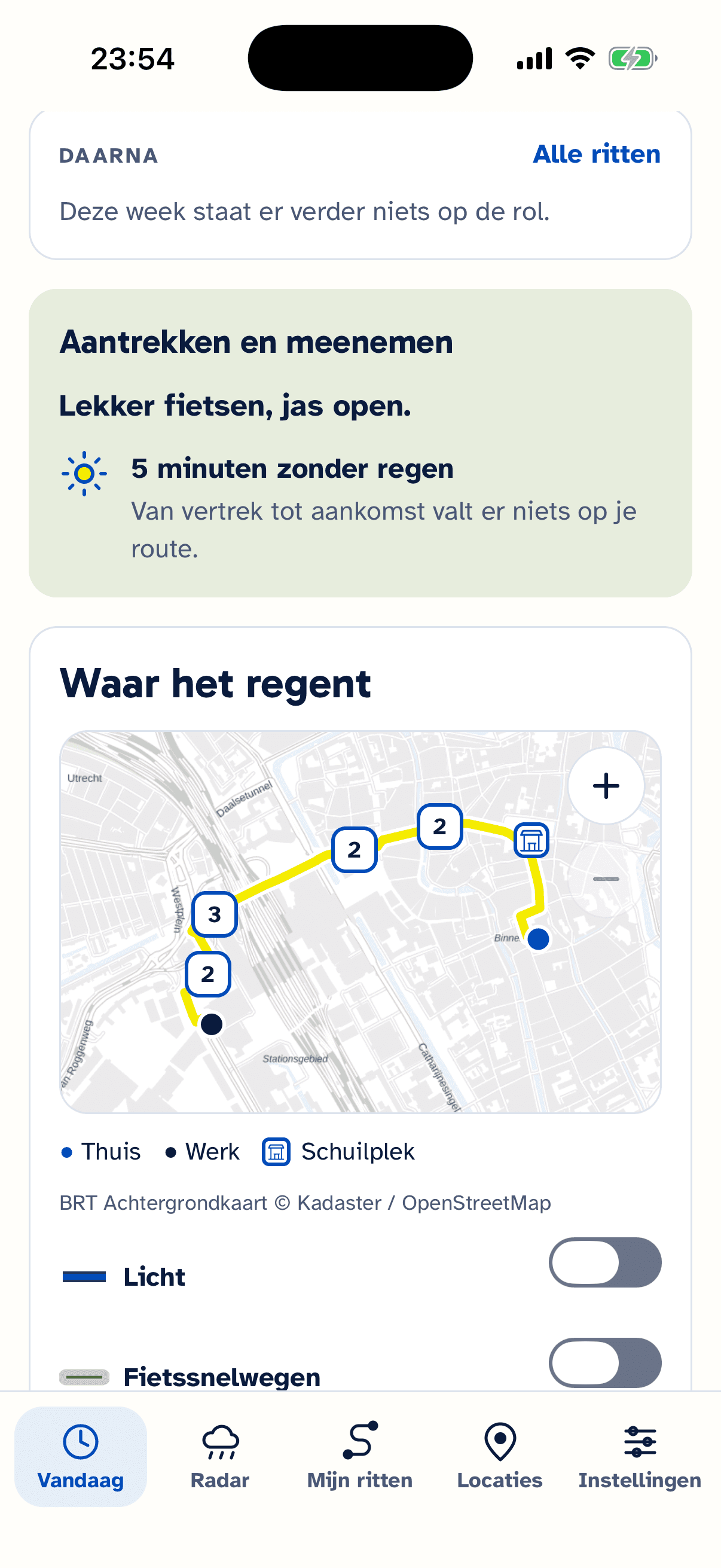 Actueel Plens-appscherm: Waar het regent, de route van Thuis naar Werk geel gemarkeerd als droog, met schuilplekken en het kledingadvies: vijf minuten zonder regen.